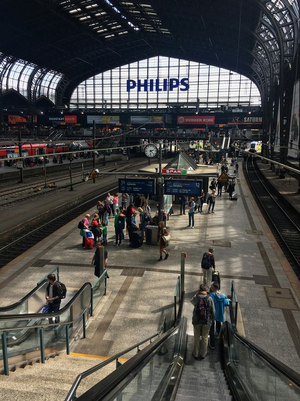 How can budget travelers explore the art scenes in Liverpool?